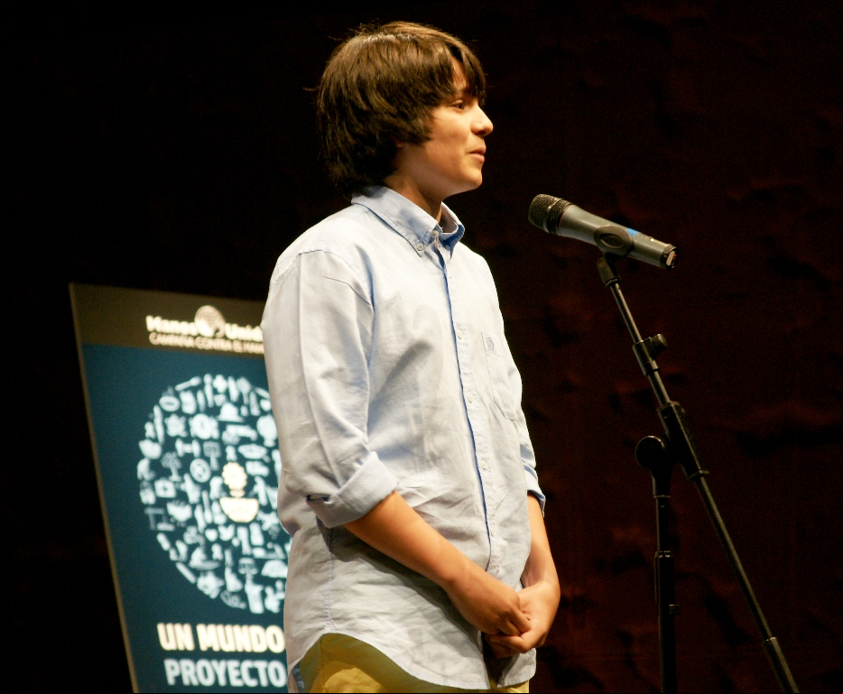 Antonio Carlos García recoge su premio "Manos Unidas". Foto J. Mármol 