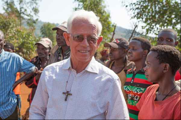 El padre Germán Arconada en Gitega (Burundi) Foto de Ana Palacios en la #ConexionBurundi de Manos Unidas 
