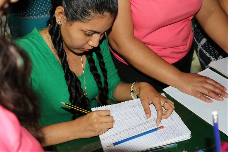 Mujer salvadoreña en curso de alfabetización. Foto: manos Unidas ONG/Javier Mármol 