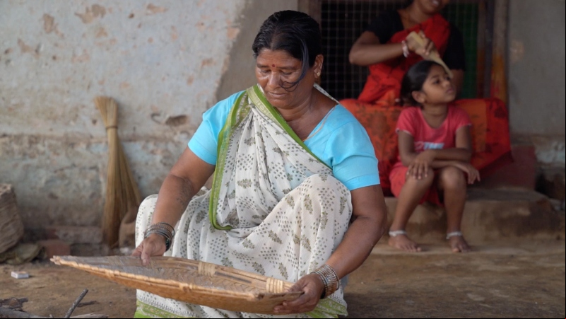 Chilveru Saramma en el patio de su casa. Foto: Manos Unidas/Bala Vikasa