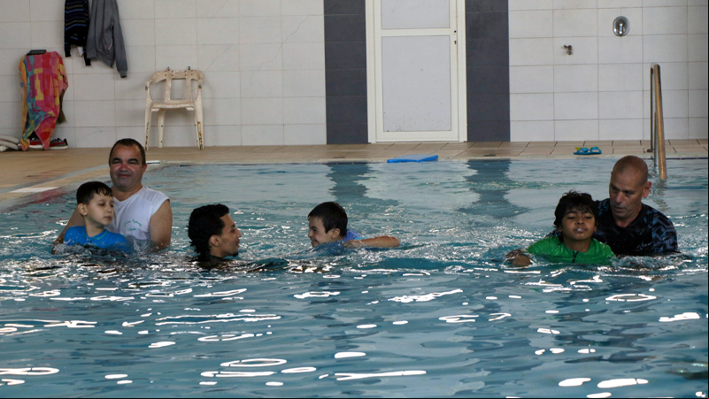 Niños con discapacidad durante una sesión de fisioterapia en piscina. Fotografía: Javier Mármol | Manos Unidas