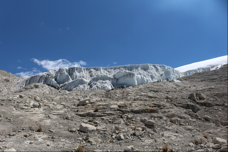Fotografía del glaciar Quelcaya, donde se sitúa el proyecto de extracción minera. Fotografía: DHUMA