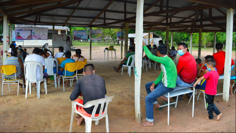 Jóvenes colombianos asisten a un taller de formación comunitaria