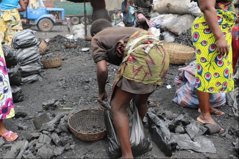 Una niña recoge minerales, que luego serán usados en la construcción de móviles. | Imagen: Benín - Marta Carreño Guerra.