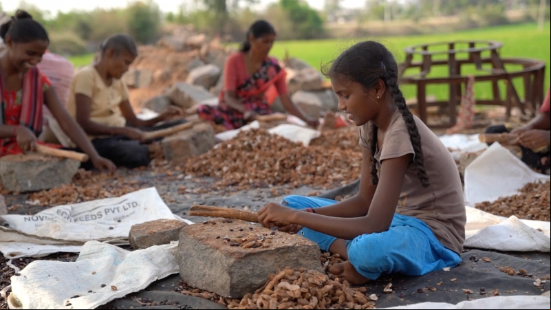 Una niña trabaja picando piedra en la India. | Imagen: Bala Vikasa.