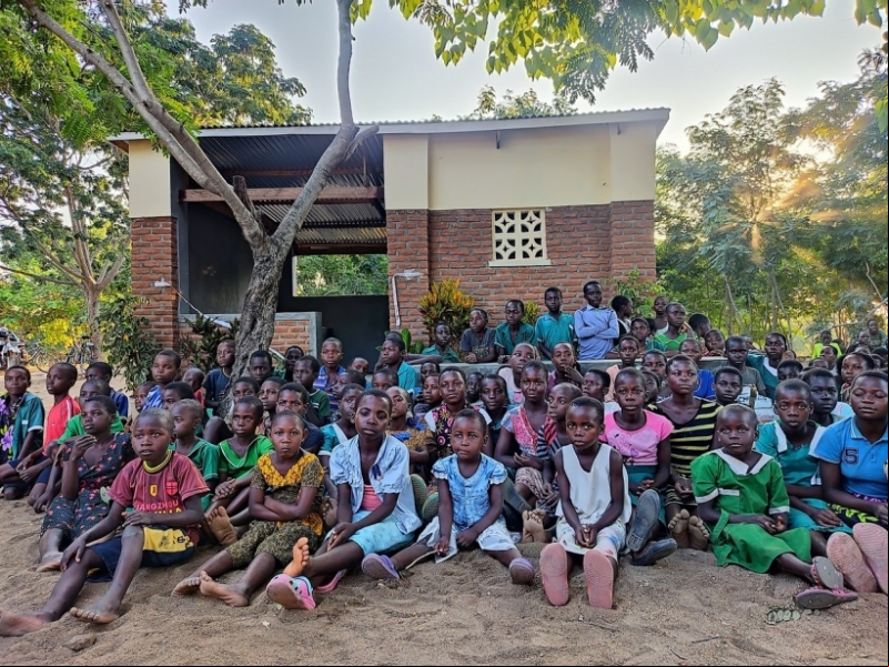 Niños y niñas del proyecto de Manos Unidas y Mery’s Meals en Malawi. Fotografía: anos Unidas 