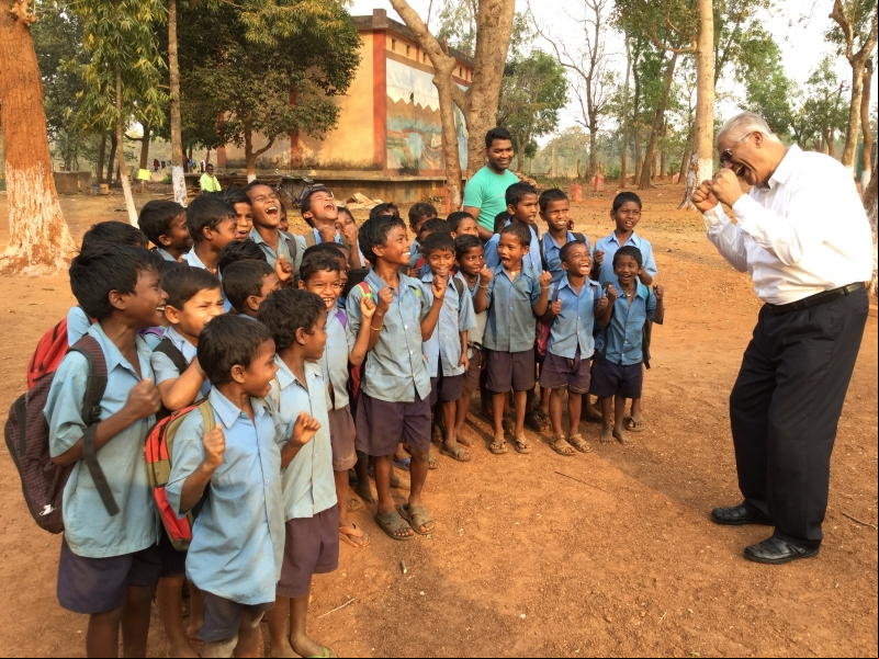 Manos Unidas Memoria 2020: El padre Franklin con los niños que apoya Seva Kendra Calcuta 