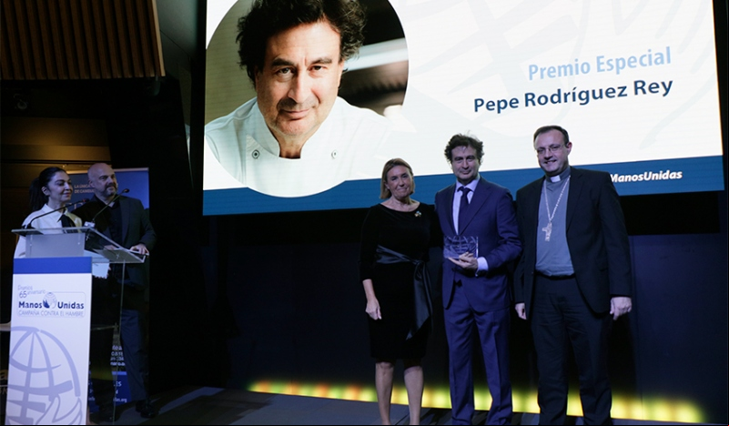 Pepe Rodríguez Rey, recibiendo su galardón en los Premios 65 Aniversario de Manos Unidas. Fotografía: Javier Mármol