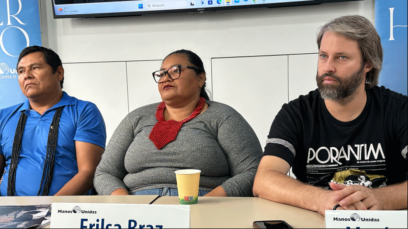 Simon Mendes, Erilsa Braz y Matías Benno durante la mesa "‘Derechos humanos y territorios; la lucha de los pueblos indígenas en Brasi'. Fotografía: Manos Unidas