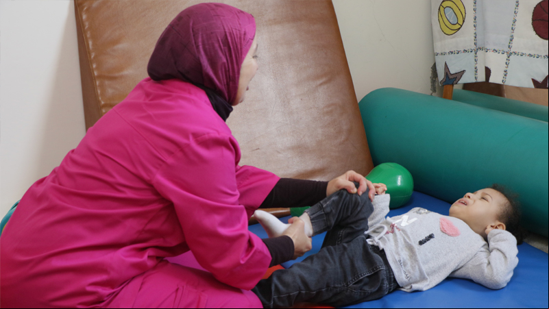Equipo de rehabilitación durante una sesión de fisioterapia. Fotografía: Javier Mármol | Manos Unidas