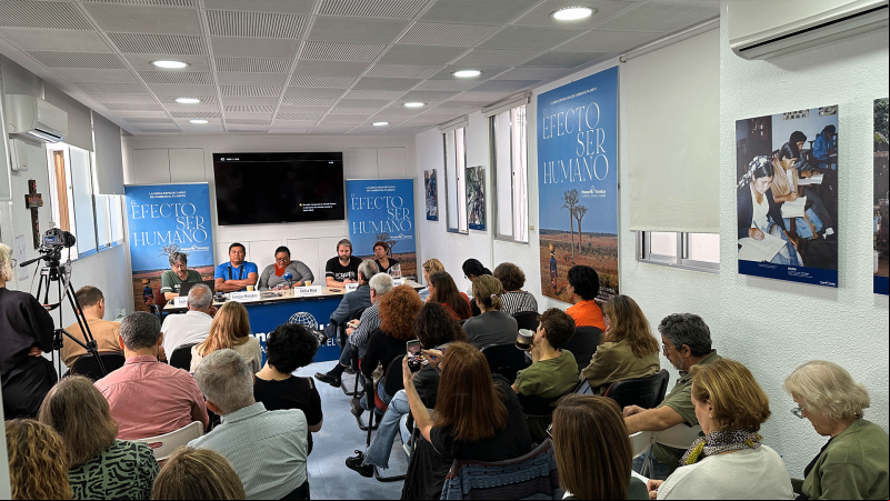 Asistentes a la mesa "‘Derechos humanos y territorios; la lucha de los pueblos indígenas en Brasi'. Fotografía: Manos Unidas