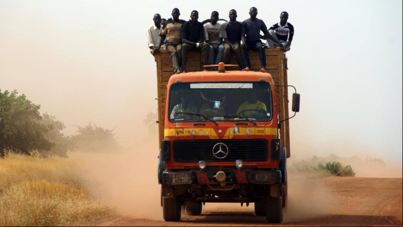Un grup de hombre, a lomos de un camión de gran tonelaje (Burkina Faso - Javier Mármol - Manos Unidas)