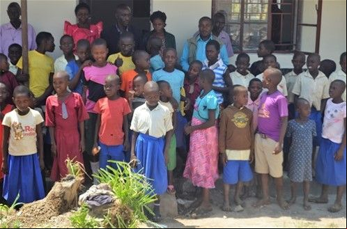 Estos niños tienen aulas nuevas para seguir estudiando.