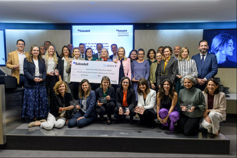 Entrega del cheque solidario del Banco Sabadell a Manos Unidas. Fotografía: Sabadell.