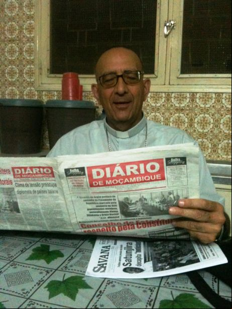 Monseñor Omella lee la prensa en Mozambique. Foto Marta Peláez/Manos Unidas