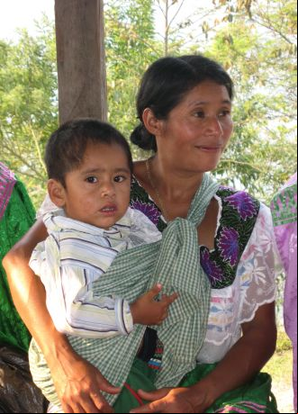 Una madre con su hijo en Chiapas