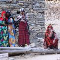 Halima y su hija a las puertas de su casa