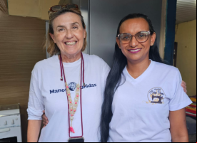 Manos Unidas ONG - Quico Taronjí viaja a la Amazonía - Cecilia Pilar posa con la costurera Yoraima
