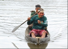 Manos Unidas ONG - Quico Taraonjí en la Amazonía - Dos hombres surcan el río en una canoa - Imagen: Manos Unidas ONG