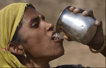 Mujer bebiendo agua en Rajastán, India. Foto: Javier Cuadrado.