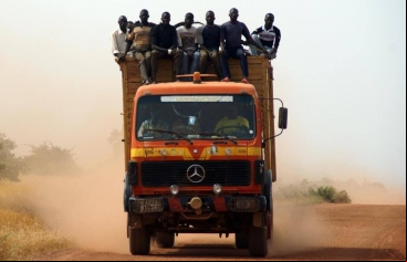 Un grup de hombre, a lomos de un camión de gran tonelaje (Burkina Faso - Javier Mármol - Manos Unidas)
