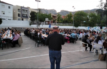 Más de 200 personas asistieron a la Cena del Hambre de Alcoy de Manos Unidas Valencia. Momento de la bendición de la mesa. 