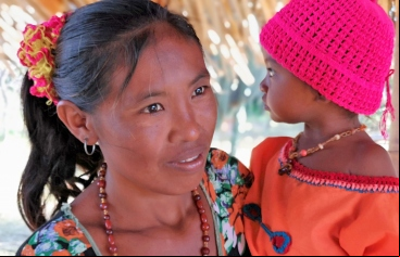 Mujer wayuu con su hijo en La Guajira. Foto:Marta Carreño/Manos Unidas en Colombia  