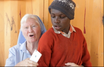 La hermana Mary Killeen con un joven del Mukuru Promotion Centre. Foto: Marta Carreño/Manos Unidas en Kenia