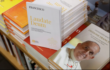 La exhortación apostólica Laudate Deum en una librería italiana. Foto: Reuters.